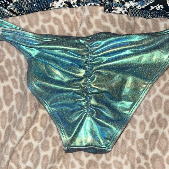 Bikini - Picture 3 of 4